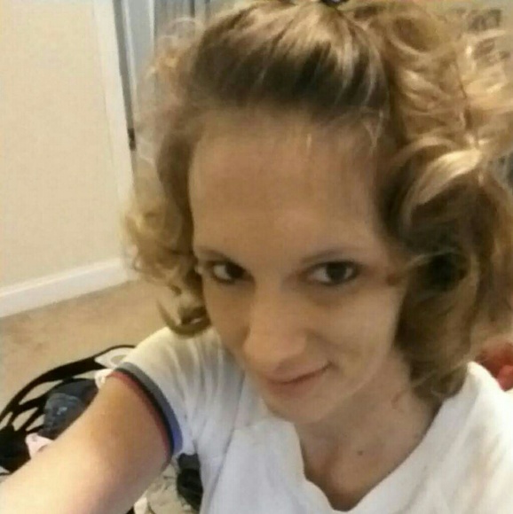 Meet your Posher, Amanda - Picture 3 of 3